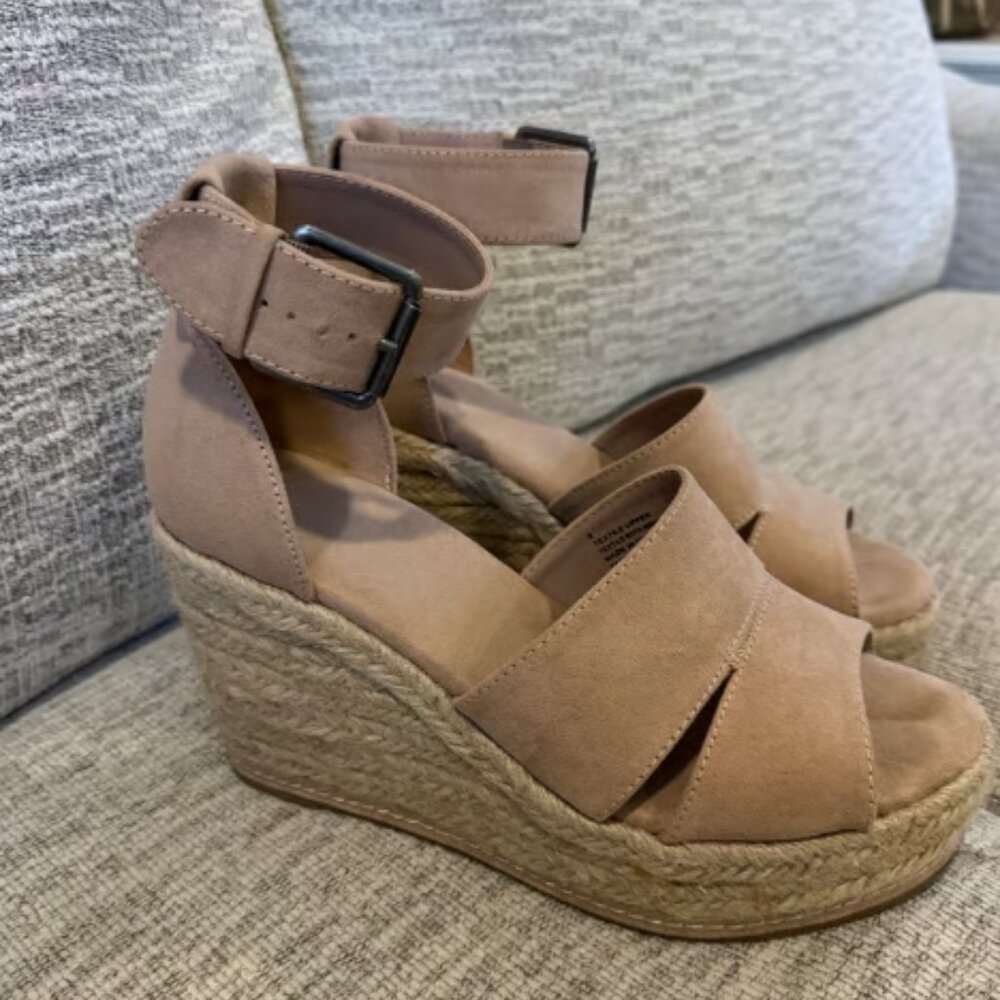 Universal thread wedge heels size 7 - image 2